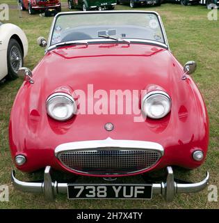 Vorderansicht eines Red, 1960, Austin Healy Frogeye Sprite, ausgestellt beim Silverstone Classic 2021 Stockfoto