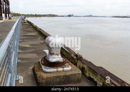 Schiffsbindung auf dem Mississippi River in New Orleans, LA, USA Stockfoto
