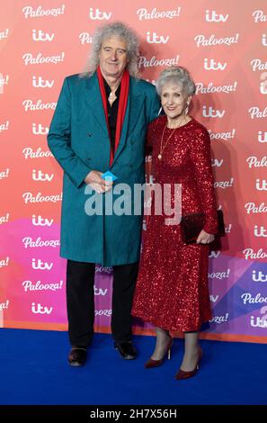 LONDON, ENGLAND - 23. NOVEMBER: Anita Dobson und Brian dürfen bei ITV Palooza dabei sein! 2021 in der Royal Festival Hall am 23. November 2021 in London, England. Stockfoto
