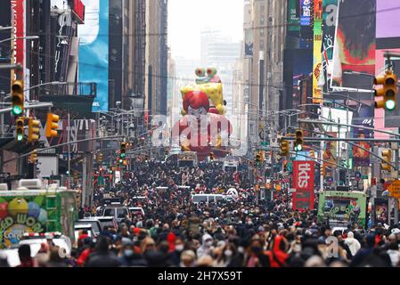 New York, USA. 25th. November 2021. Der Ronald McDonald Ballon fährt die 7th Avenue entlang, während die Zuschauer von der Macy's Thanksgiving Day Parade 95th in New York City am Donnerstag, dem 25. November 2021, abreisen. Die Parade begann 1924 und ging an die zweitälteste Thanksgiving-Parade in den USA mit der amerikanischen Thanksgiving-Parade in Detroit. Foto von John Angelillo/UPI Credit: UPI/Alamy Live News Stockfoto