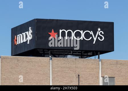 Dayton - ca. November 2021: Macy's Mall Lage. Macys plant, die Geschäfte weiter zu schließen. Stockfoto