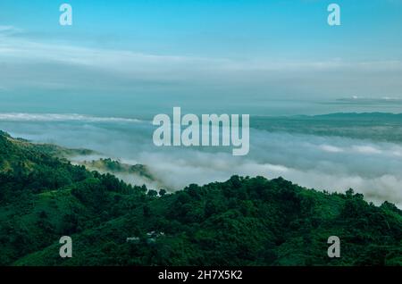 Bild des Bandarban-Hügeltraktes, Bangladesch. Natürliche Hügellandschaft mit Wolken. Stockfoto