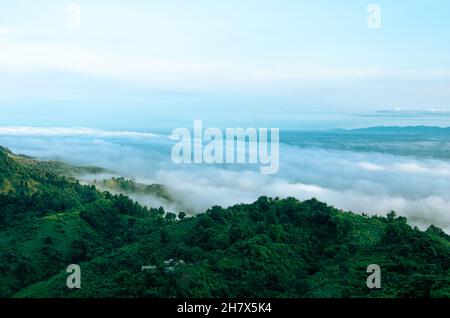 Bild des Bandarban-Hügeltraktes, Bangladesch. Natürliche Hügellandschaft mit Wolken. Stockfoto