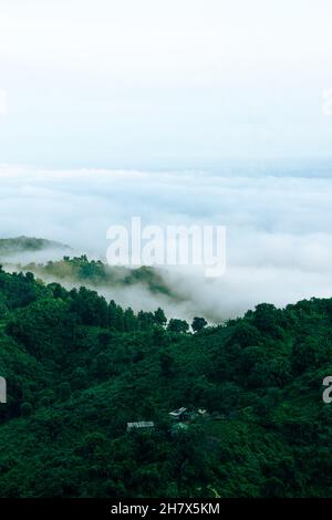 Bild des Bandarban-Hügeltraktes, Bangladesch. Natürliche Hügellandschaft mit Wolken. Stockfoto