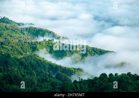 Bild des Bandarban-Hügeltraktes, Bangladesch. Natürliche Hügellandschaft mit Wolken. Stockfoto