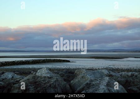 Herbstlicher Blick am frühen Abend über die Morecambe Bay zum Lake District von Marine Road East, Morecambe, Lancashire, England, Großbritannien Stockfoto