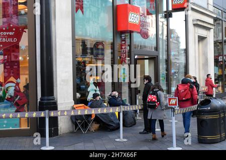 London, Großbritannien. 25th. November 2021. Am Black Friday stehen Sie am Leicester Square in einer Schlange vor dem Lego. West End ein geschäftiges Tag vor dem Schwarzen Freitag. Kredit: JOHNNY ARMSTEAD/Alamy Live Nachrichten Stockfoto