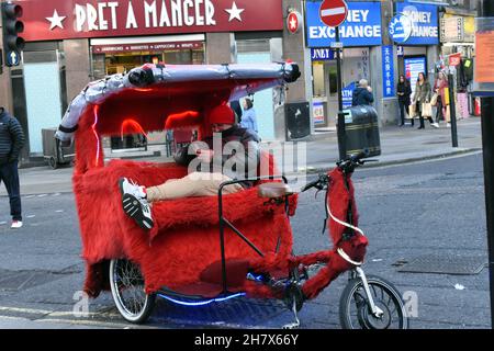 London, Großbritannien. 25th. November 2021. West End ein geschäftiges Tag vor dem Schwarzen Freitag. Kredit: JOHNNY ARMSTEAD/Alamy Live Nachrichten Stockfoto