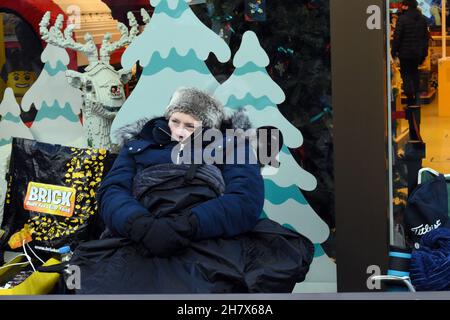 London, Großbritannien. 25th. November 2021. Am Black Friday stehen Sie am Leicester Square in einer Schlange vor dem Lego. West End ein geschäftiges Tag vor dem Schwarzen Freitag. Kredit: JOHNNY ARMSTEAD/Alamy Live Nachrichten Stockfoto