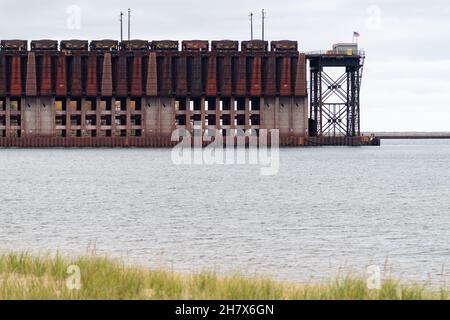 Arbeitserz dockt in Marquette Michigan an, von einem nahe gelegenen Strand aus gesehen Stockfoto