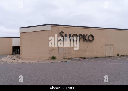 Marquette, Michigan - 20. Oktober 2021: Außenansicht und Schild für ein altes, verlassene Shopko-Kaufhaus. Alle Shopko-Geschäfte schlossen im Jahr 2019 Stockfoto