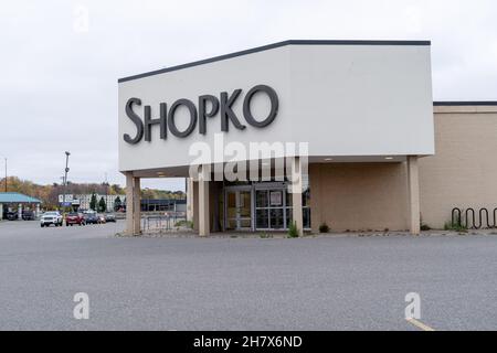 Marquette, Michigan - 20. Oktober 2021: Außenansicht und Schild für ein altes, verlassene Shopko-Kaufhaus. Alle Shopko-Geschäfte schlossen im Jahr 2019 Stockfoto