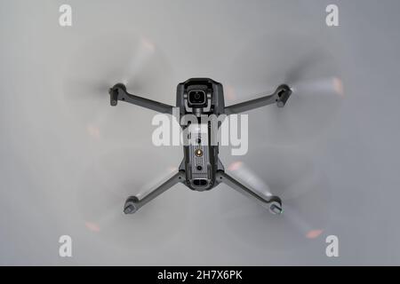 Nürtingen, Deutschland - 26. Juni 2021: Die Drohne Air 2s von dji schwebt vor grauem Himmel. Der 1-Zoll-Kamerasensor ist nach unten gerichtet. Ansicht von oben. Stockfoto