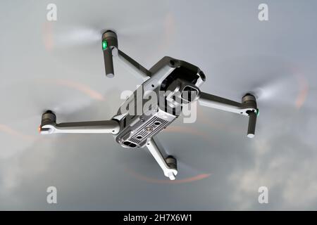 Nürtingen, Deutschland - 26. Juni 2021: Die Drohne Air 2s von dji schwebt vor grauem Himmel. Das fliegende Objekt wird von 4 Propellern in der Luft bewegt und ist eq Stockfoto