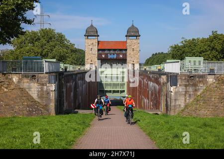 Waltrop, Nordrhein-Westfalen, Deutschland - Schiffshebewerk Waltrop. Hier wird das ausgediente Old Shaft Lock nun als Fußgänger- und Fahrradfahrer eingesetzt Stockfoto