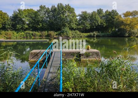 Waltrop, Nordrhein-Westfalen, Deutschland - Schiffshebewerk Waltrop. Hier eine Fußgängerbrücke am Kopfwasser des ausgedient Old Shaft Lock. The Walt Stockfoto