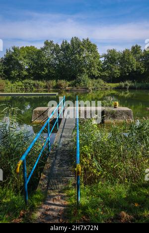 Waltrop, Nordrhein-Westfalen, Deutschland - Schiffshebewerk Waltrop. Hier eine Fußgängerbrücke am Kopfwasser des ausgedient Old Shaft Lock. The Walt Stockfoto