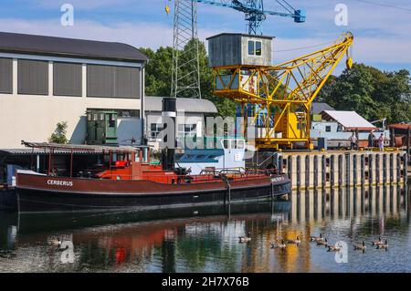 Waltrop, Nordrhein-Westfalen, Deutschland - Schiffshebewerk Waltrop. Hier das 100 Jahre alte Schiff 'Cerberus' am Hafen im Quellwasser Stockfoto