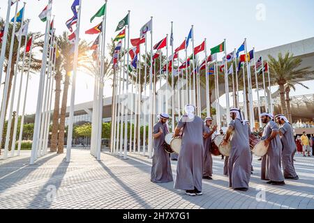 Dubai, VAE - 15. November 2021: Emirati Willkommenstanz um Expo2020 Uhr. Energiegeladene authentische Darbietung auf dem 2020 Plaza. Stockfoto