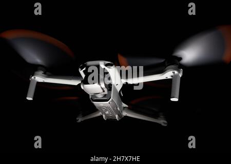 Nürtingen, 26. Juni 2021: Drohne dji Air 2s. Isoliert auf Schwarz. Beleuchtet mit 1 Blitz in der Nacht. Ansicht mit der Seite nach oben. Stockfoto