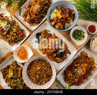 Flaches Set mit verschiedenen chinesischen Speisen. Chinesisches Restaurantkonzept. Stockfoto