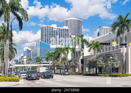 Verkehr und Wolkenkratzer in Downtown Miami, Stadtzentrum rund um das Central Business District von Miami, Florida, USA / USA Stockfoto