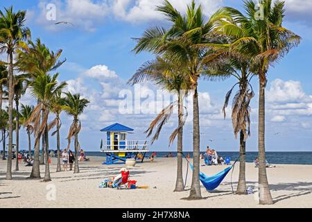 Touristen und Rettungsschwimmer Turm im Winter auf Surfside Beach am Atlantik in Miami-Dade County, Florida, USA / USA Stockfoto