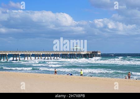 Stürmisches Wetter und Pier im Winter am Surfside Beach am Atlantik in Miami-Dade County, Florida, USA / USA Stockfoto