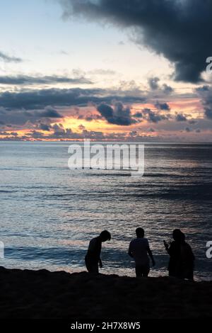 Silhouette Foto der Aktivitäten der Menschen am Strand Stockfoto