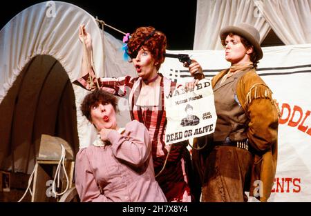 l-r: Jane Cox (Quiet Jane), Mary McCusker (Madame Moustache), Gillian Hanna (Calamity Jane) in CALAMITY von Bryony Lavery im Tricycle Theatre, London NW6 25/01/1984 präsentiert von Monstrous Regiment Design: Andrea Montag Beleuchtung: Veronica Wood Regie: Nona Shepphard Stockfoto