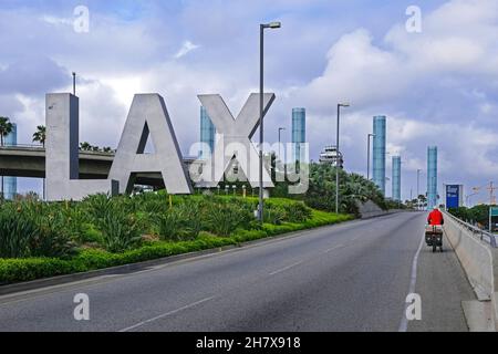 Tourenradfahrer, der am LAX, Los Angeles International Airport in Westchester, Kalifornien, USA/USA ankommt Stockfoto