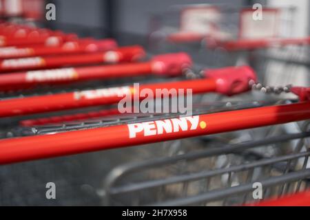 Goppingen, Deutschland - 23. Mai 2021: Einkaufswagen aus dem Penny Discount Supermarkt. Das Unternehmen steht für niedrige Preise mit hochwertigen Lebensmitteln. Roter Handl Stockfoto