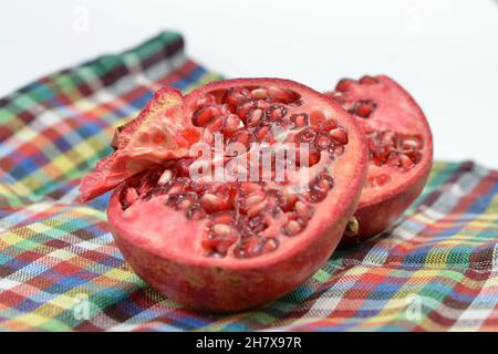 Saftige Granatapfelfrucht isoliert auf weißem Hintergrund. Stockfoto