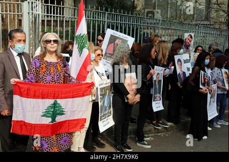 Beirut, Libanon. 25th. November 2021. Die Opfer von Port Blast zeigen in der Nähe des Justizpalastes in Beirut, 25. November 2021, Porträts ihrer Lieben. Angehörige der Opfer unterstützen den Richter, der für die Hafensprengsonde Tarek Bitar zuständig ist, gegen wiederholte Versuche, den Weg der Justiz zu behindern. (Foto: Elisa Gestri/Sipa USA) Quelle: SIPA USA/Alamy Live News Stockfoto