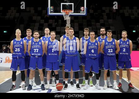 Nürnberg, Deutschland. 25th. November 2021. Basketball: WM-Qualifikation, Deutschland - Estland, Europa, 1st Runde, Gruppe D, Spieltag 1, in der KIA Metropol Arena. Das Team aus Estland ist vor dem Start des Spiels auf dem Platz. Quelle: Daniel Karmann/dpa/Alamy Live News Stockfoto