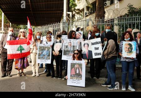 Beirut, Libanon. 25th. November 2021. Die Opfer von Port Blast zeigen in der Nähe des Justizpalastes in Beirut, 25. November 2021, Porträts ihrer Lieben. Angehörige der Opfer unterstützen den Richter, der für die Hafensprengsonde Tarek Bitar zuständig ist, gegen wiederholte Versuche, den Weg der Justiz zu behindern. (Foto: Elisa Gestri/Sipa USA) Quelle: SIPA USA/Alamy Live News Stockfoto