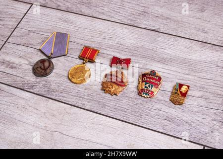 Weißrussland, Nowopolotsk - 19. november 2021: Medaillen der UdSSR Stockfoto