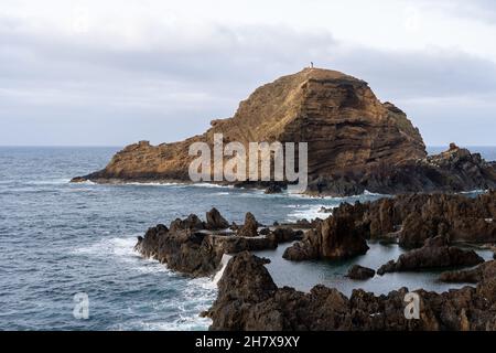 Madeira/Portugal - Juli 13 2021 Schwimmbad mit vulkanischer Lava in Porto Moniz. Stockfoto