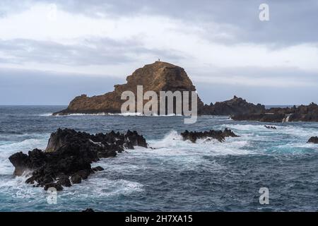 Madeira/Portugal - Juli 13 2021 Schwimmbad mit vulkanischer Lava in Porto Moniz. Stockfoto