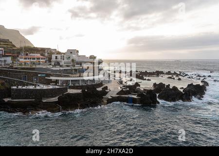 Madeira/Portugal - Juli 13 2021 Schwimmbad mit vulkanischer Lava in Porto Moniz. Stockfoto