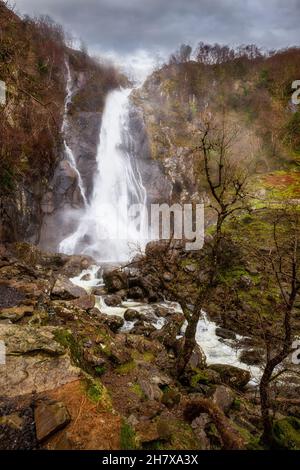 Aber Falls in voller Kraft während Sturm Jorge in 2020, Wales Stockfoto