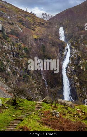 Aber Falls in voller Kraft während des Sturms Jorge, Wales Stockfoto