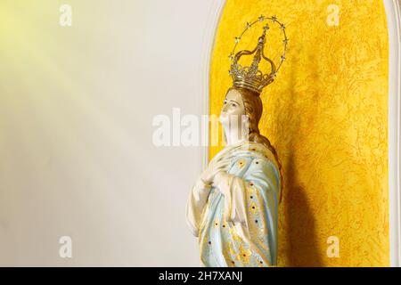 Statue des Bildes unserer Lieben Frau von der Unbefleckten Empfängnis, Mutter Gottes in der katholischen Religion, Jungfrau Maria - 'Imaculada Conceicao' Stockfoto