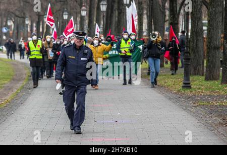 München, Bayern, Deutschland. 25th. November 2021. Unter Berufung auf keine positiven Entwicklungen und kein Angebot der staatlichen Arbeitgeber bei Gesprächen in Potsdam organisierte die Gewerkschaft Ver.di in München einen Aktionstag, an dem die Beschäftigten der großen Krankenhäuser der Region sowie verschiedene Staatsangestellte einschließlich der Polizei vertreten waren. Die Gewerkschaft fordert beispielsweise 300 Euro mehr für das Gesundheitspersonal, eine allgemeine Erhöhung um 5 % mit einem monatlichen Mindestbetrag von 150 Euro und 100 Euro mehr pro Monat für Auszubildende. Die Maßnahmen für das Gesundheitspersonal sollen bis Freitag fortgesetzt werden. (Bild: © Sachelle Babbar/ZU Stockfoto