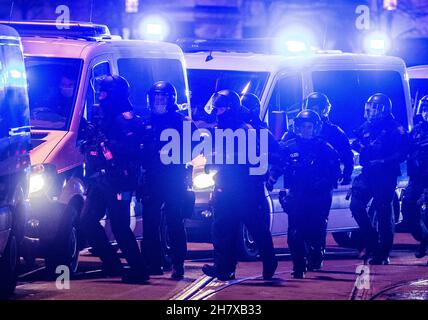 Frankfurt, Deutschland. 25th. November 2021. 25. November 2021, Hessen, Frankfurt/Main: Polizeibeamte sichern sich vor Eintracht Frankfurts Europa-League-Spiel gegen Antwerpen eine Kreuzung in der Innenstadt. Foto: Boris Roessler/dpa Quelle: dpa picture Alliance/Alamy Live News Stockfoto