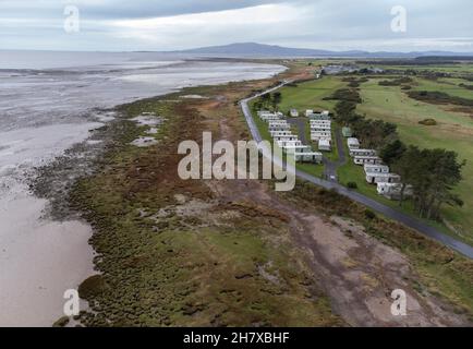 Eine Luftaufnahme der Küstenlinie Solway Firth in Powfoot, Dumfries und Galloway, Schottland, zeigt eine Küstenstraße und einen Ferienpark. Stockfoto