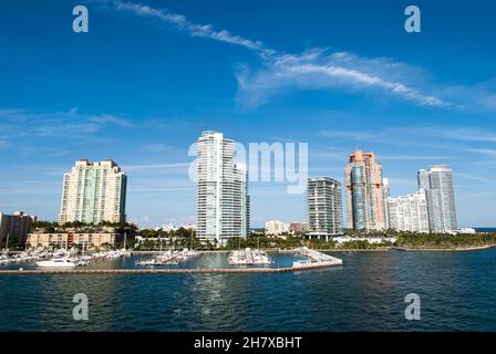 Der Blick auf die Wolkenkratzer von Miami Beach mit einem Yachthafen und dem South Pointe Park (Florida). Stockfoto