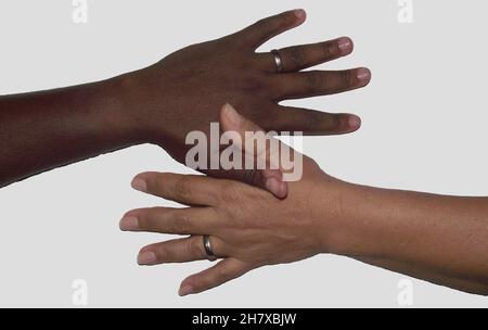 salvador, bahia, brasilien - 13. februar 2011: In der Stadt Salvador ist die Hand einer schwarzen Person neben der Hand einer weißen Person zu sehen Stockfoto