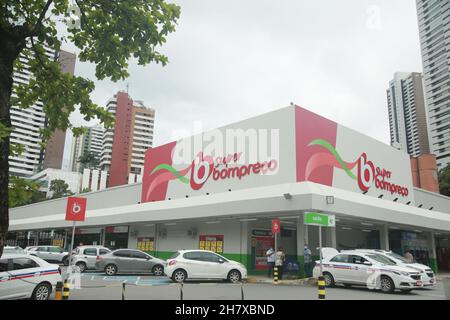 salvador, bahia, brasilien - 24. november 2021: Superbompreco Supermarktfassade in Salvador Stadt. Stockfoto