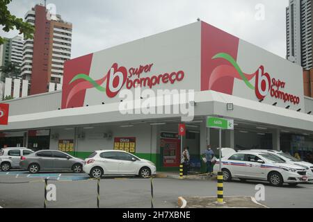 salvador, bahia, brasilien - 24. november 2021: Superbompreco Supermarktfassade in Salvador Stadt. Stockfoto